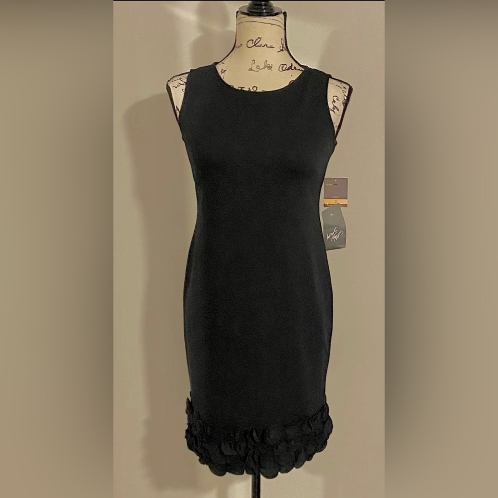 NWT Taylor Sleeveless Sheath Dress With 3D Floral Hem